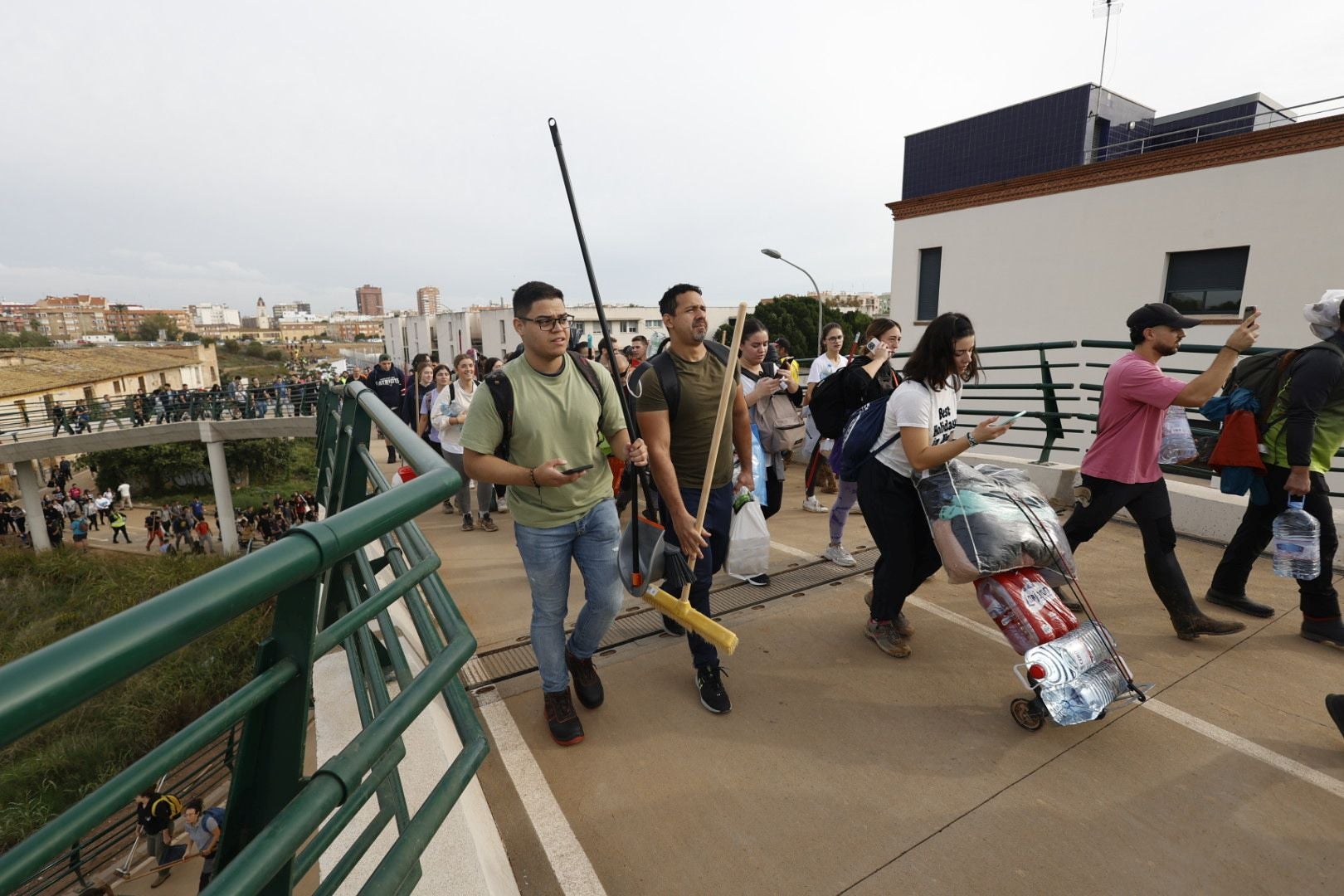 Fotos de la oleada de solidaridad: los valencianos acuden en masa a ayudar a los afectados por la DANA