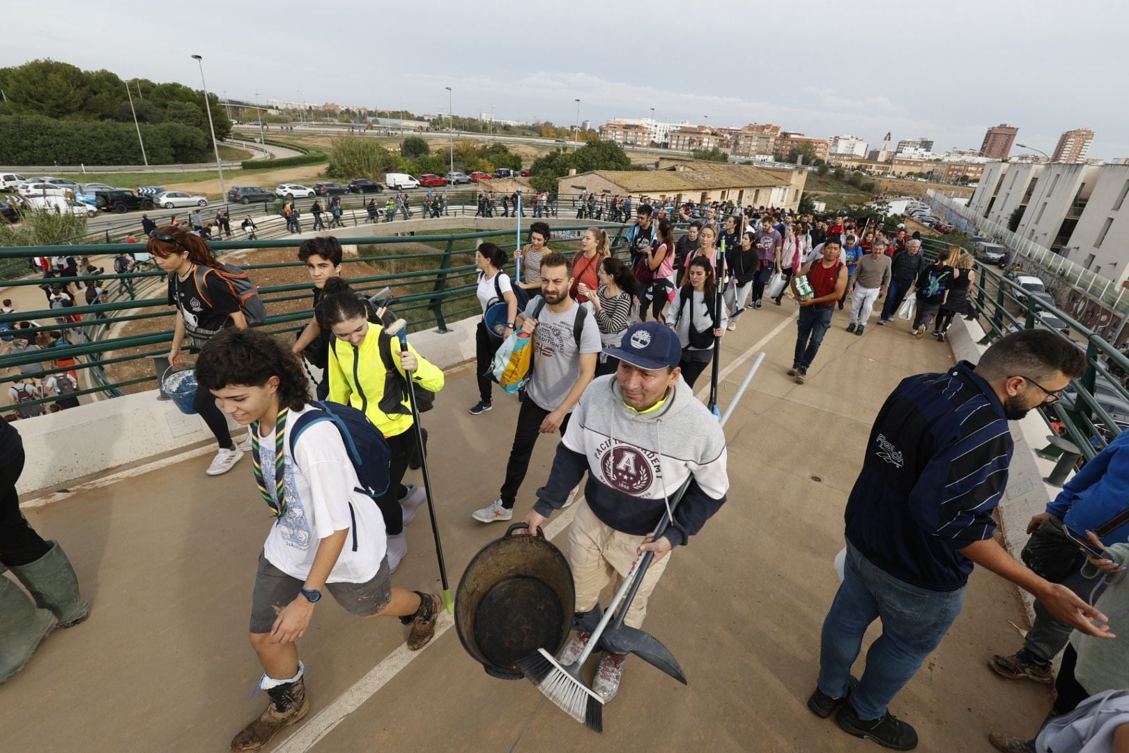 Fotos de la oleada de solidaridad: los valencianos acuden en masa a ayudar a los afectados por la DANA