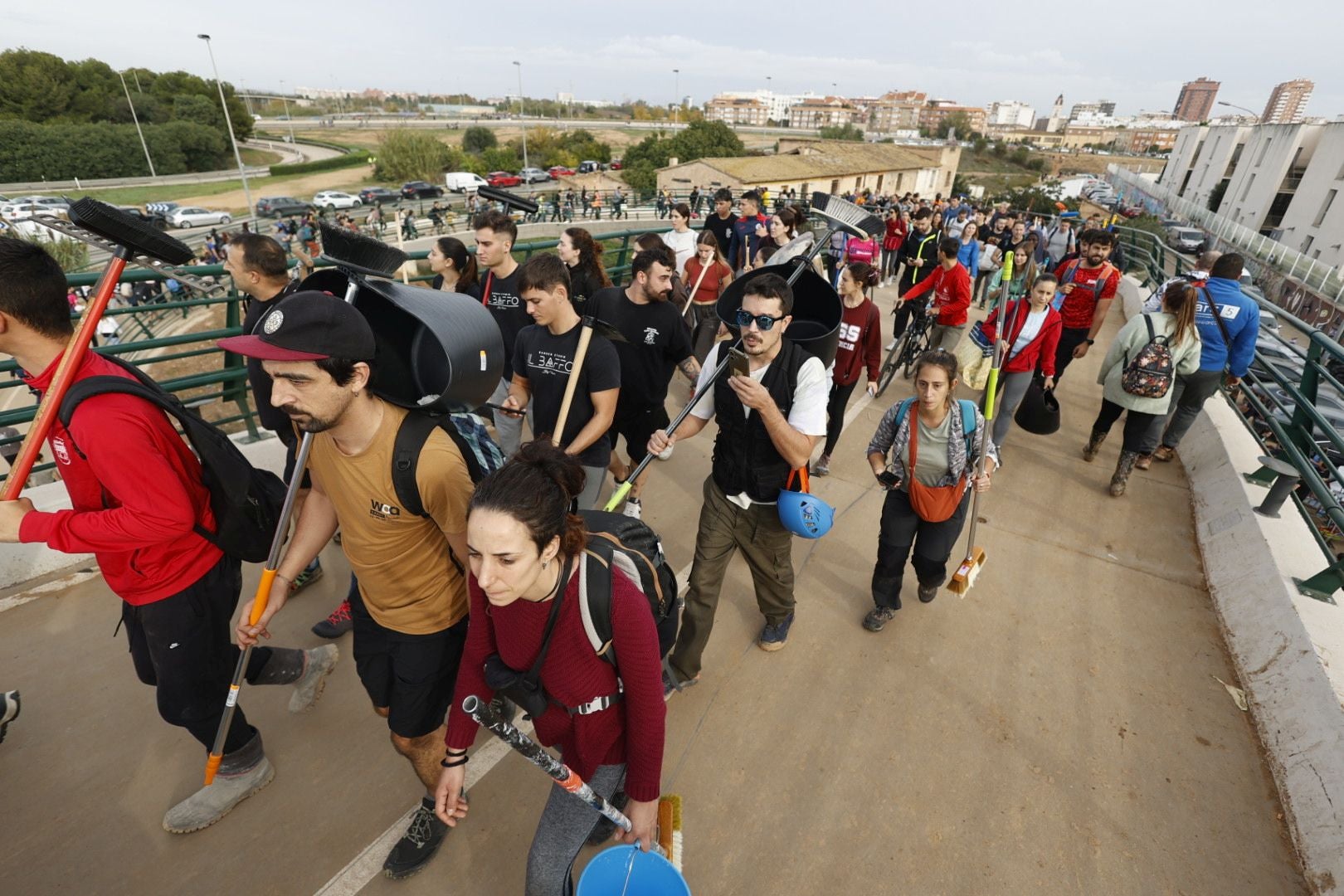 Fotos de la oleada de solidaridad: los valencianos acuden en masa a ayudar a los afectados por la DANA