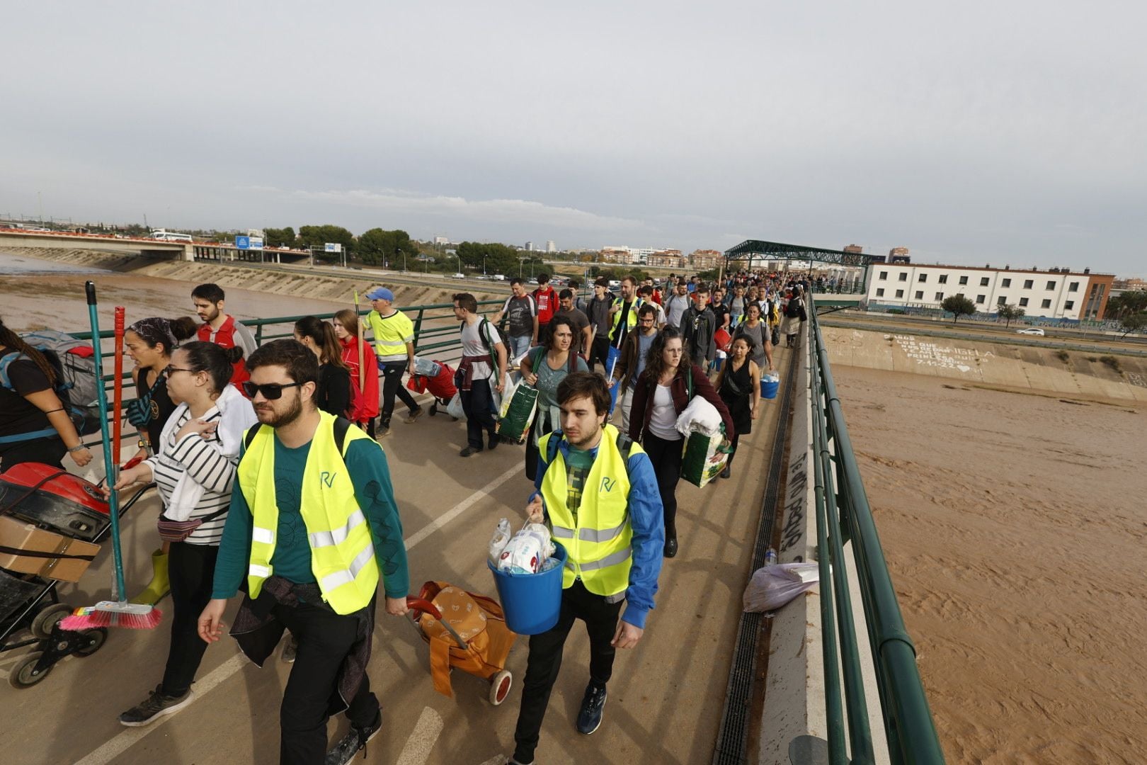 Fotos de la oleada de solidaridad: los valencianos acuden en masa a ayudar a los afectados por la DANA