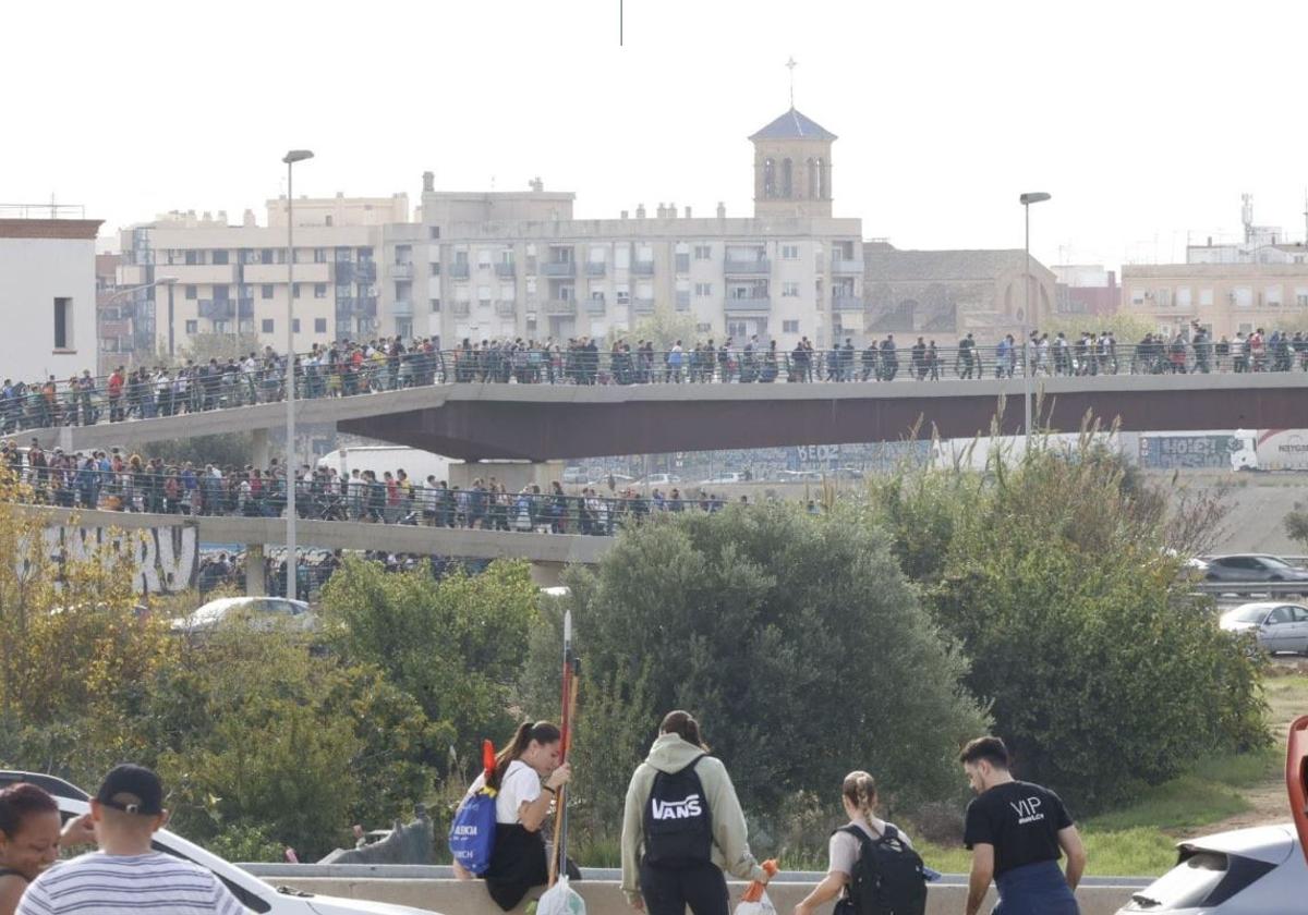 Fotos de la oleada de solidaridad: los valencianos acuden en masa a ayudar a los afectados por la DANA