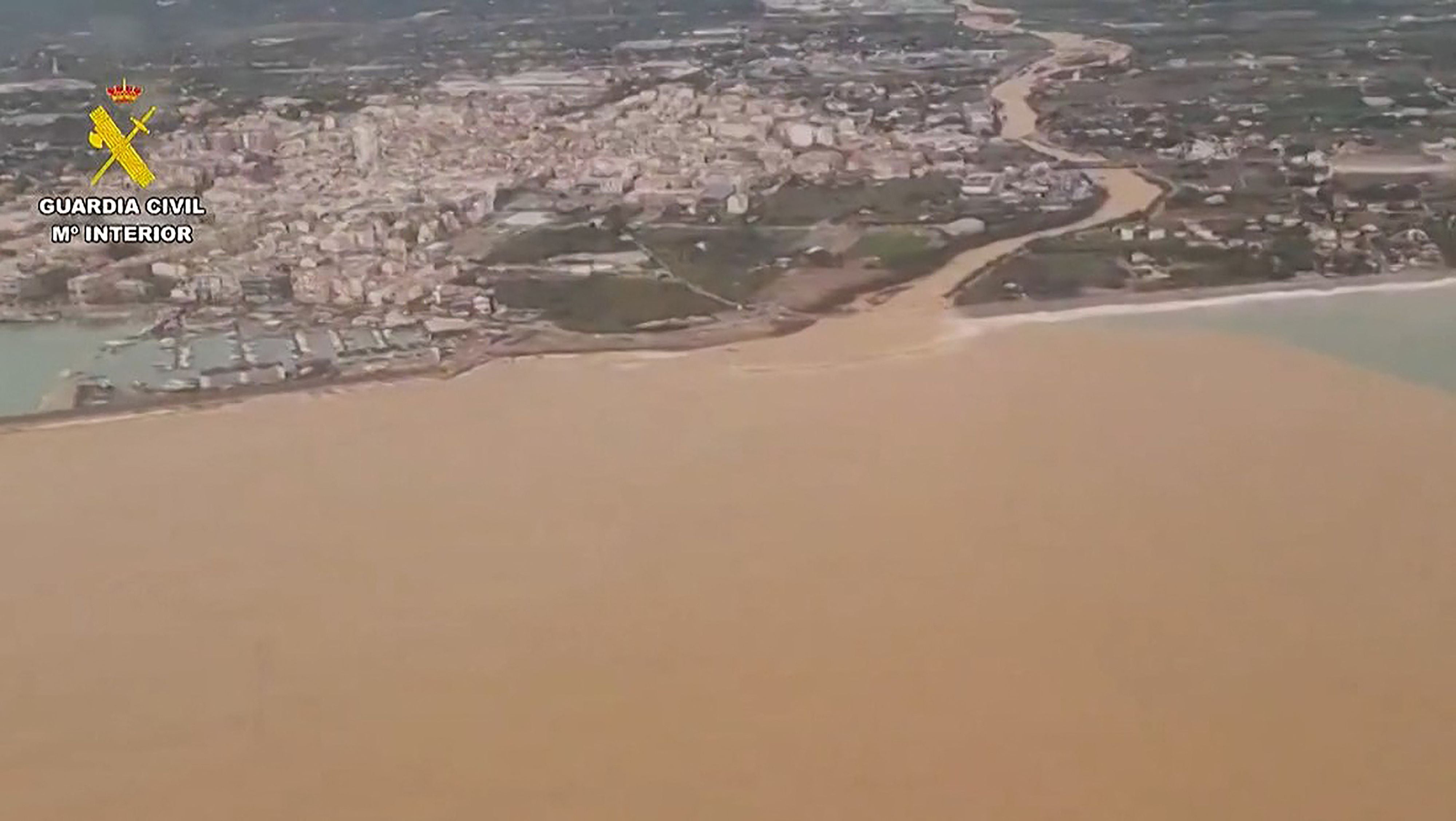 Aspecto que presenta el litoral de Benicarló tras la DANA en imágenes de un vídeo grabado desde un helicóptero.