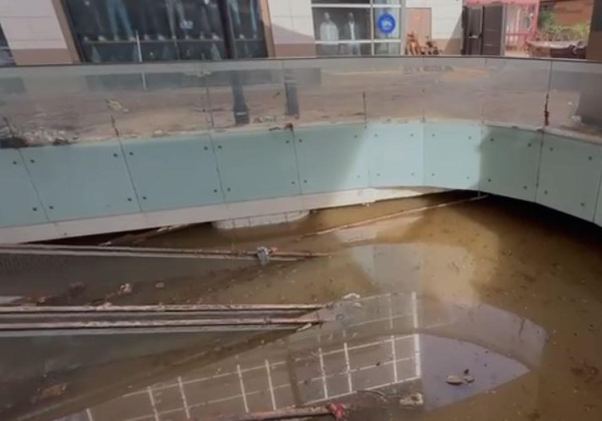 Así ha quedado el centro comercial Bonaire: el aparcamiento, inundado