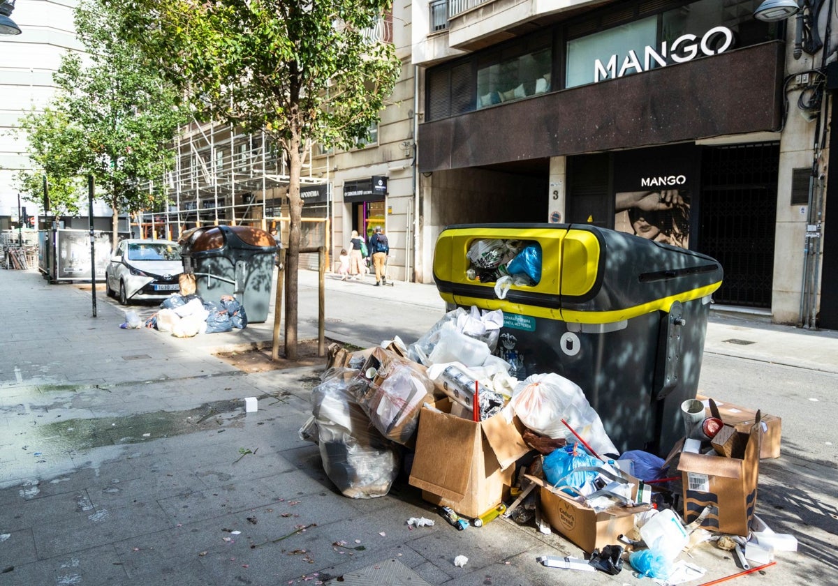 Contenedor a rebosar de basura, ayer en Valencia.