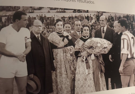 En el estadio Metropolitano de Madrid, el 1 de diciembre de 1957 se enfrentaron el Valencia y el Atlético (2-2). Pasieguito y el capitán rojiblanco, en los prolegómenos en los que se homenajeó a las víctimas de la riada de octubre.