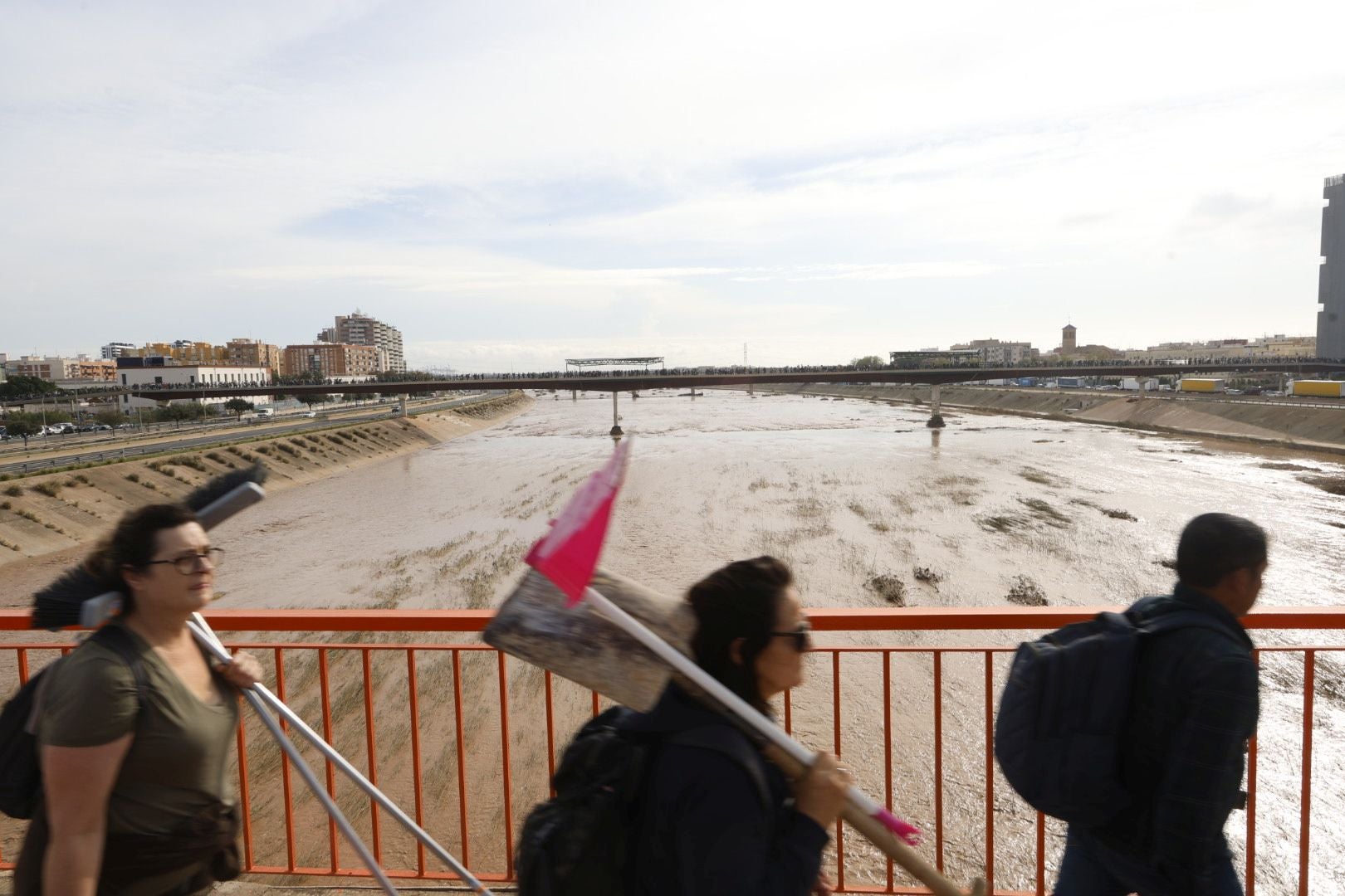 Fotos de la oleada de solidaridad: los valencianos acuden en masa a ayudar a los afectados por la DANA