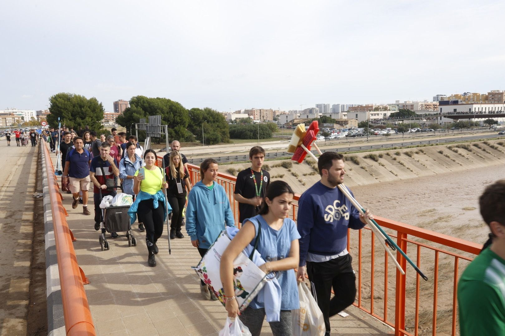 Fotos de la oleada de solidaridad: los valencianos acuden en masa a ayudar a los afectados por la DANA