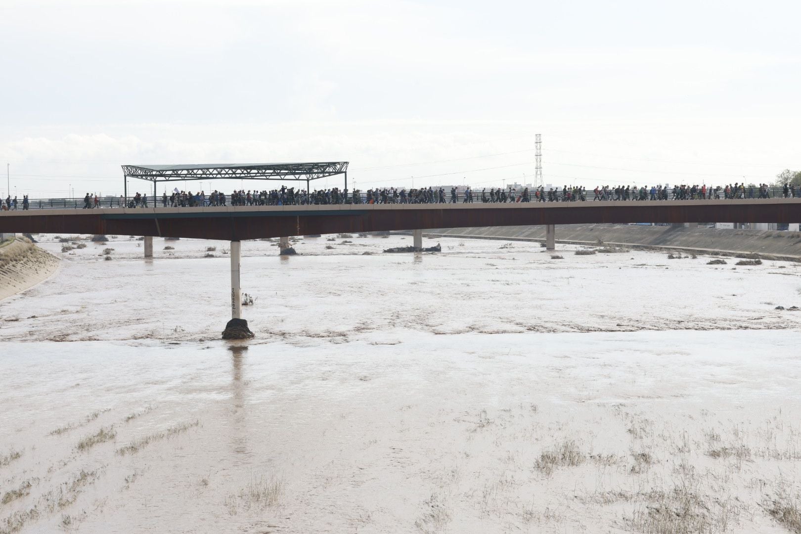 Fotos de la oleada de solidaridad: los valencianos acuden en masa a ayudar a los afectados por la DANA