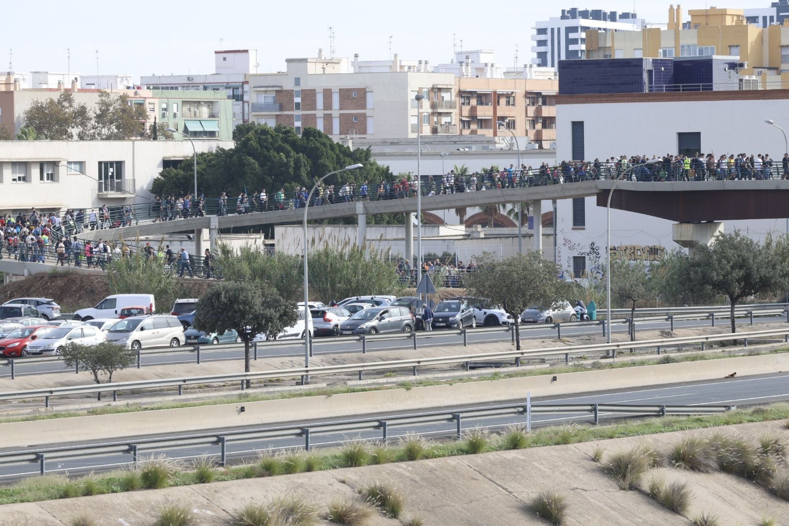 Fotos de la oleada de solidaridad: los valencianos acuden en masa a ayudar a los afectados por la DANA