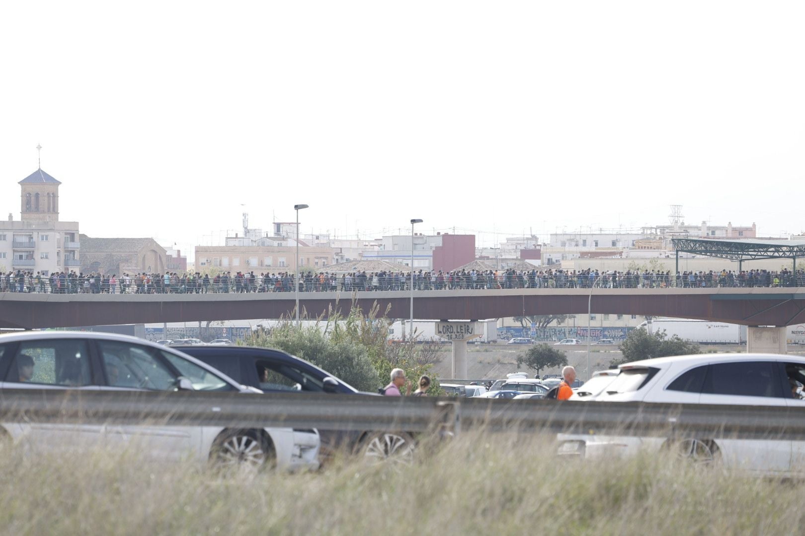 Fotos de la oleada de solidaridad: los valencianos acuden en masa a ayudar a los afectados por la DANA