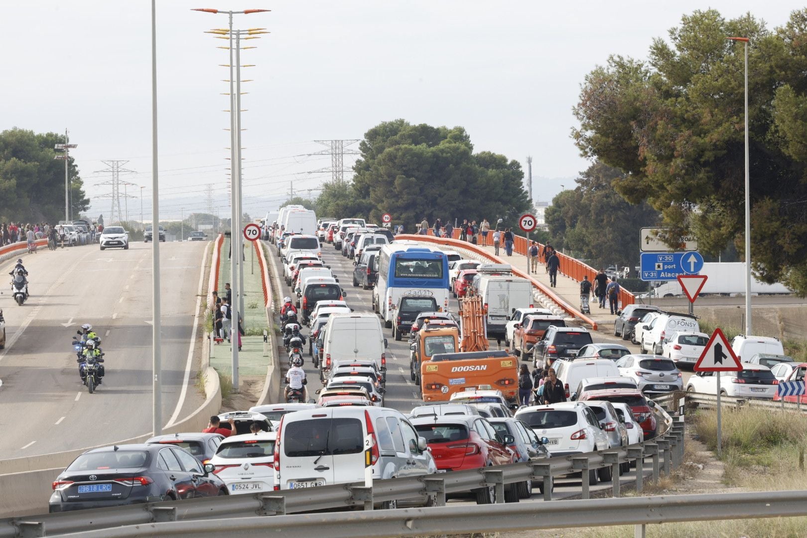 Fotos de la oleada de solidaridad: los valencianos acuden en masa a ayudar a los afectados por la DANA