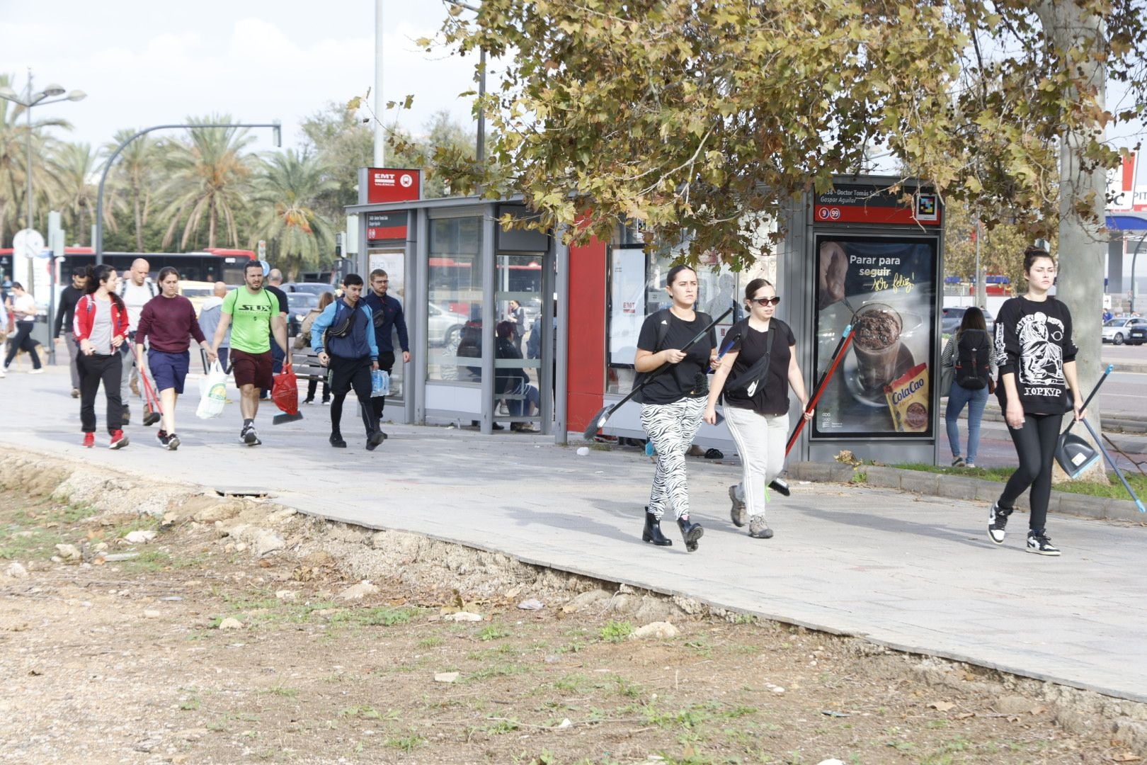 Fotos de la oleada de solidaridad: los valencianos acuden en masa a ayudar a los afectados por la DANA