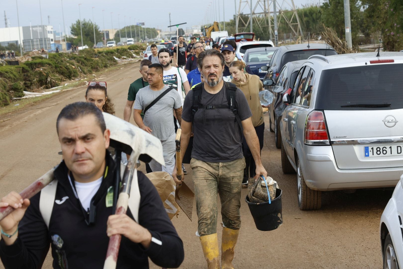 Fotos de la oleada de solidaridad: los valencianos acuden en masa a ayudar a los afectados por la DANA