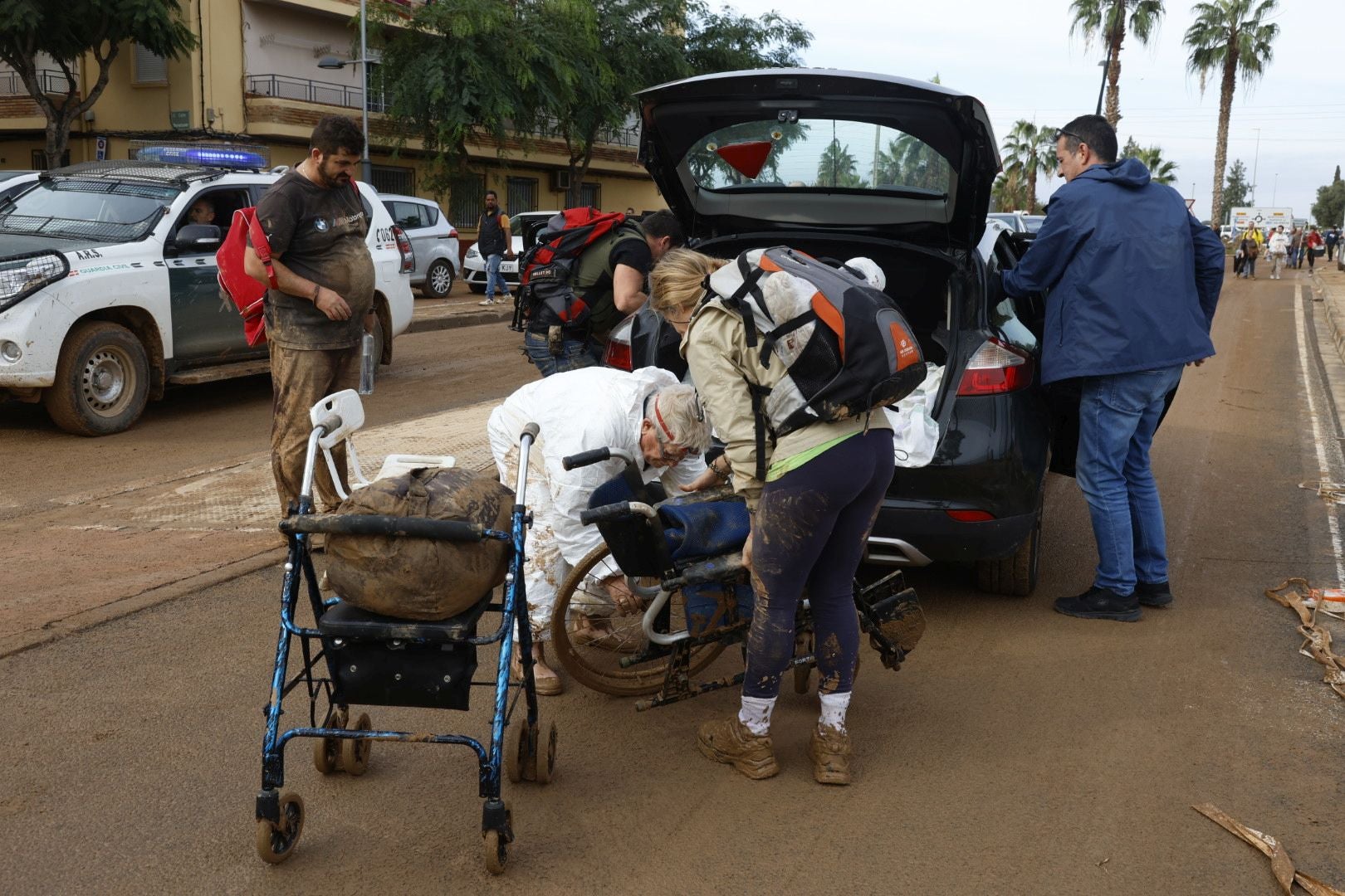 Fotos de la oleada de solidaridad: los valencianos acuden en masa a ayudar a los afectados por la DANA