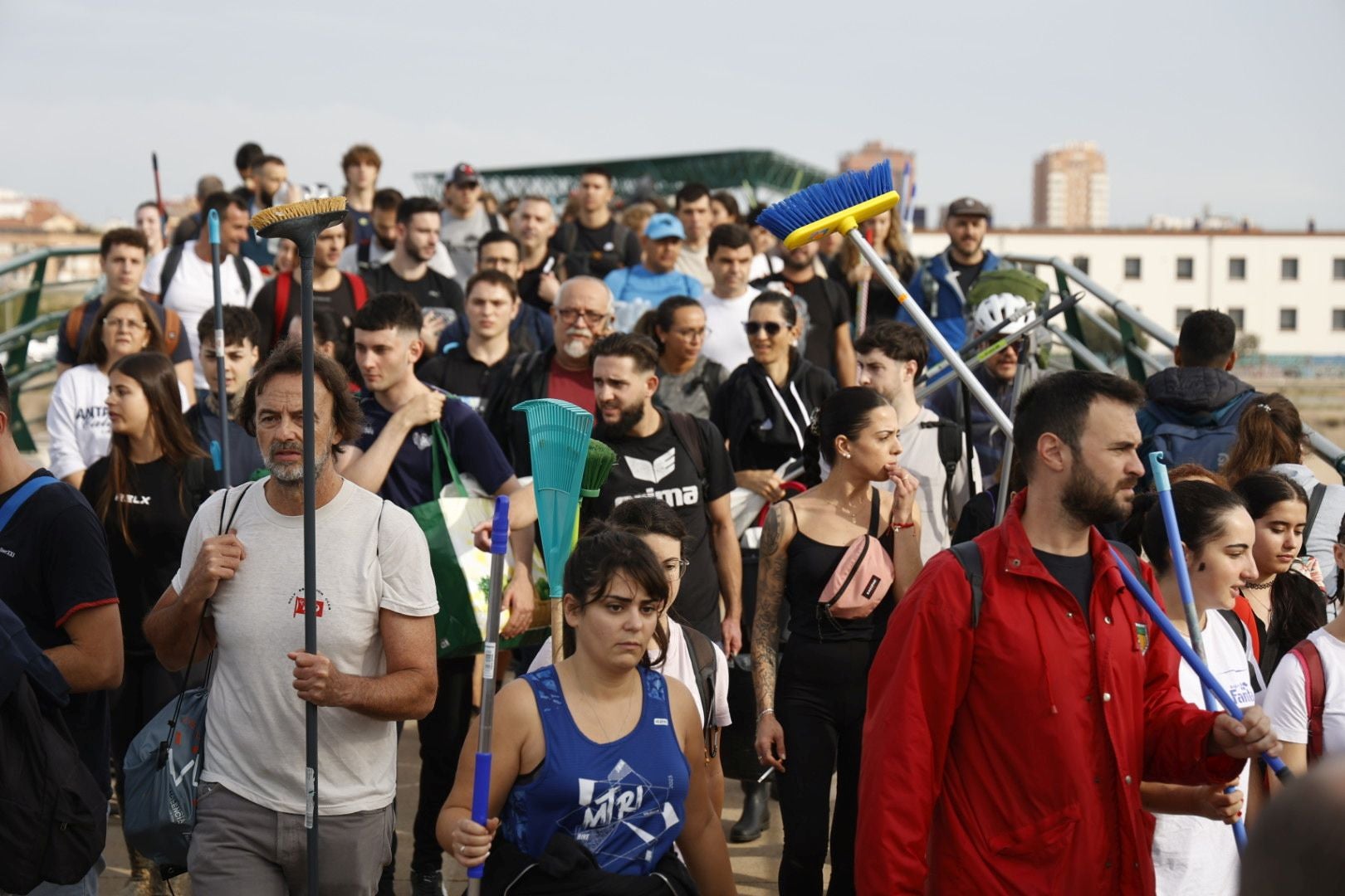 Fotos de la oleada de solidaridad: los valencianos acuden en masa a ayudar a los afectados por la DANA