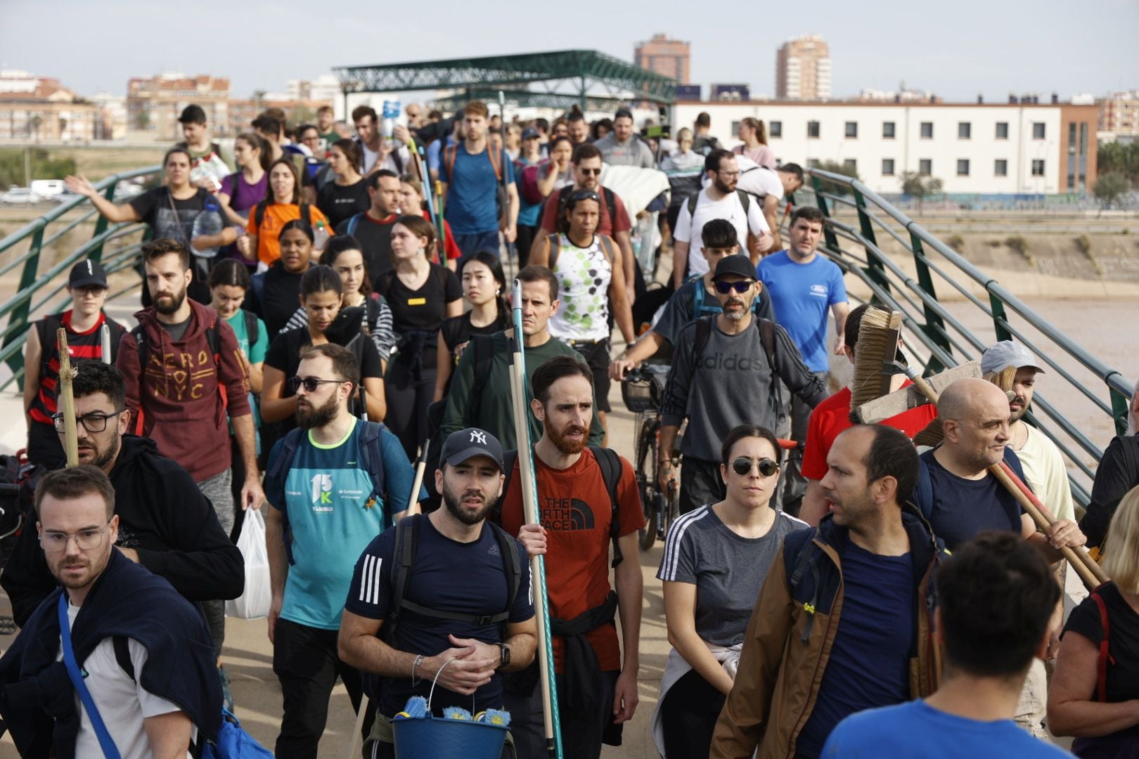 Fotos de la oleada de solidaridad: los valencianos acuden en masa a ayudar a los afectados por la DANA