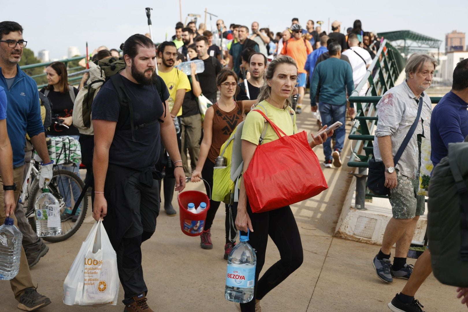 Fotos de la oleada de solidaridad: los valencianos acuden en masa a ayudar a los afectados por la DANA