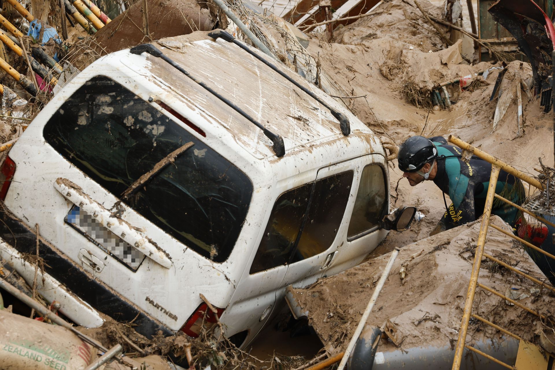 Los rescates continúan entre el barro en los pueblos afectados por la DANA