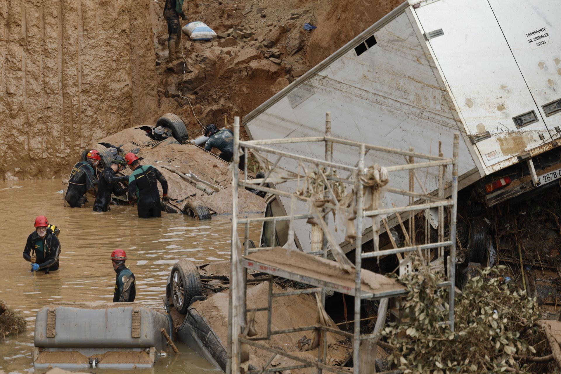 Los rescates continúan entre el barro en los pueblos afectados por la DANA