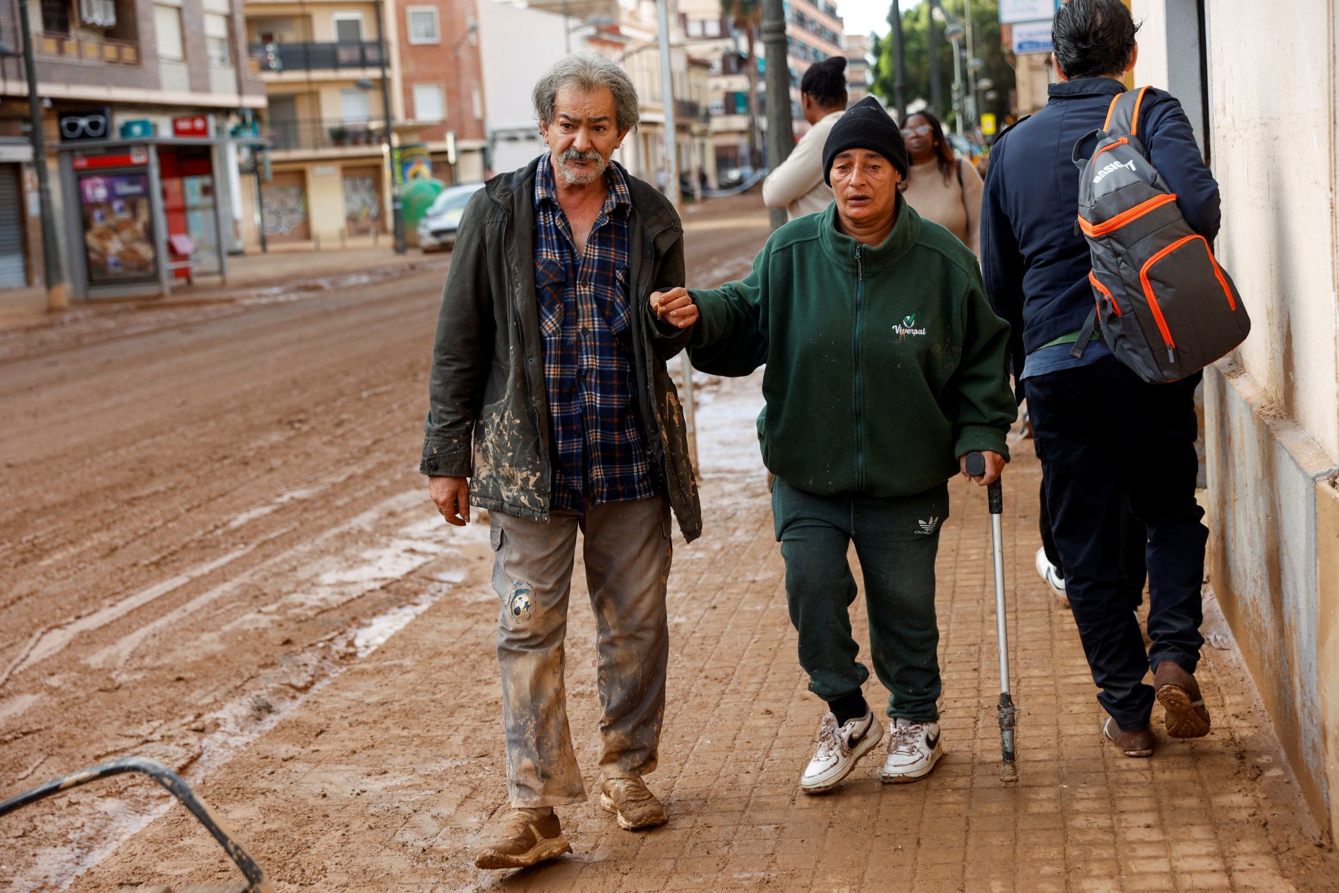 Los rescates continúan entre el barro en los pueblos afectados por la DANA