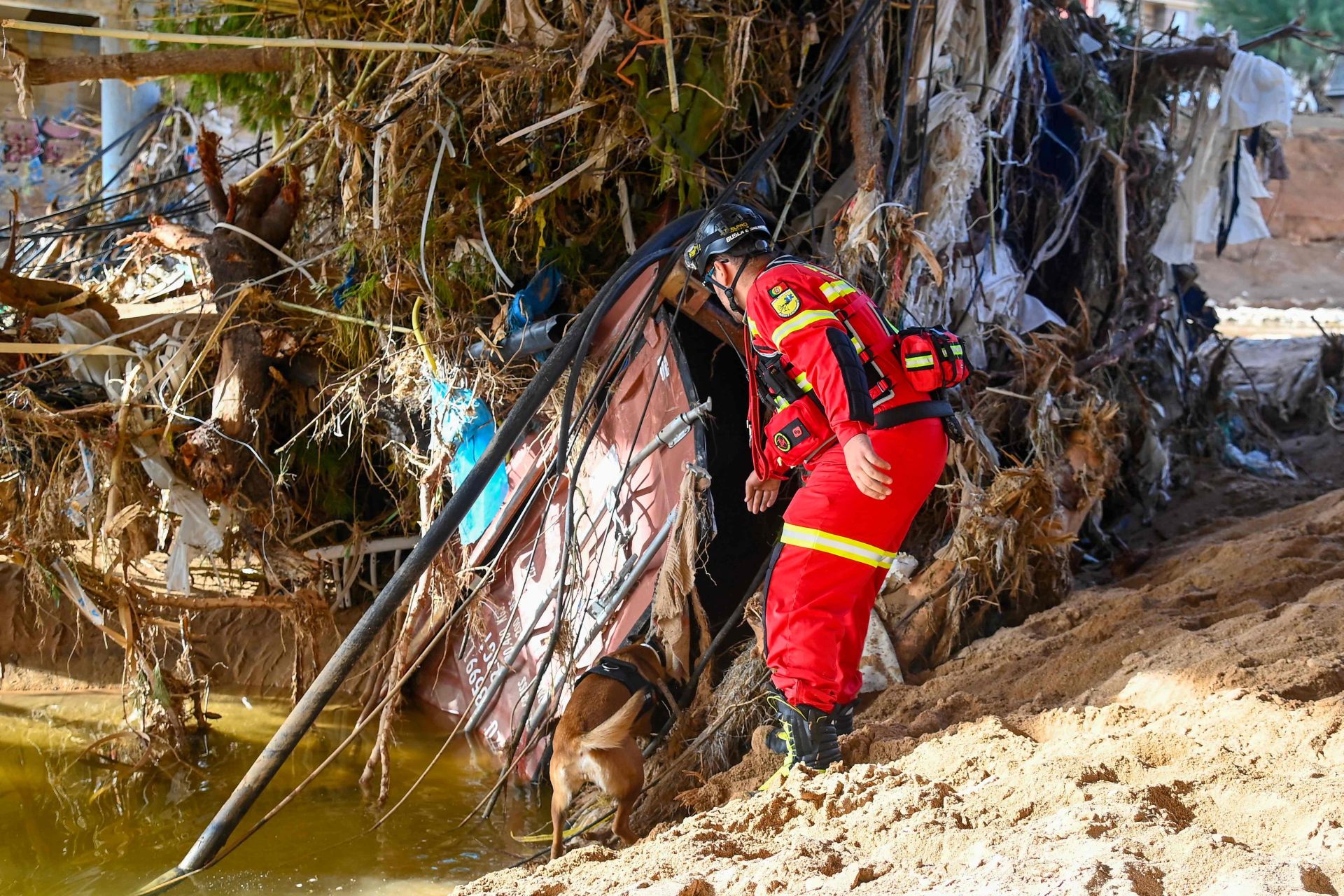 Los rescates continúan entre el barro en los pueblos afectados por la DANA