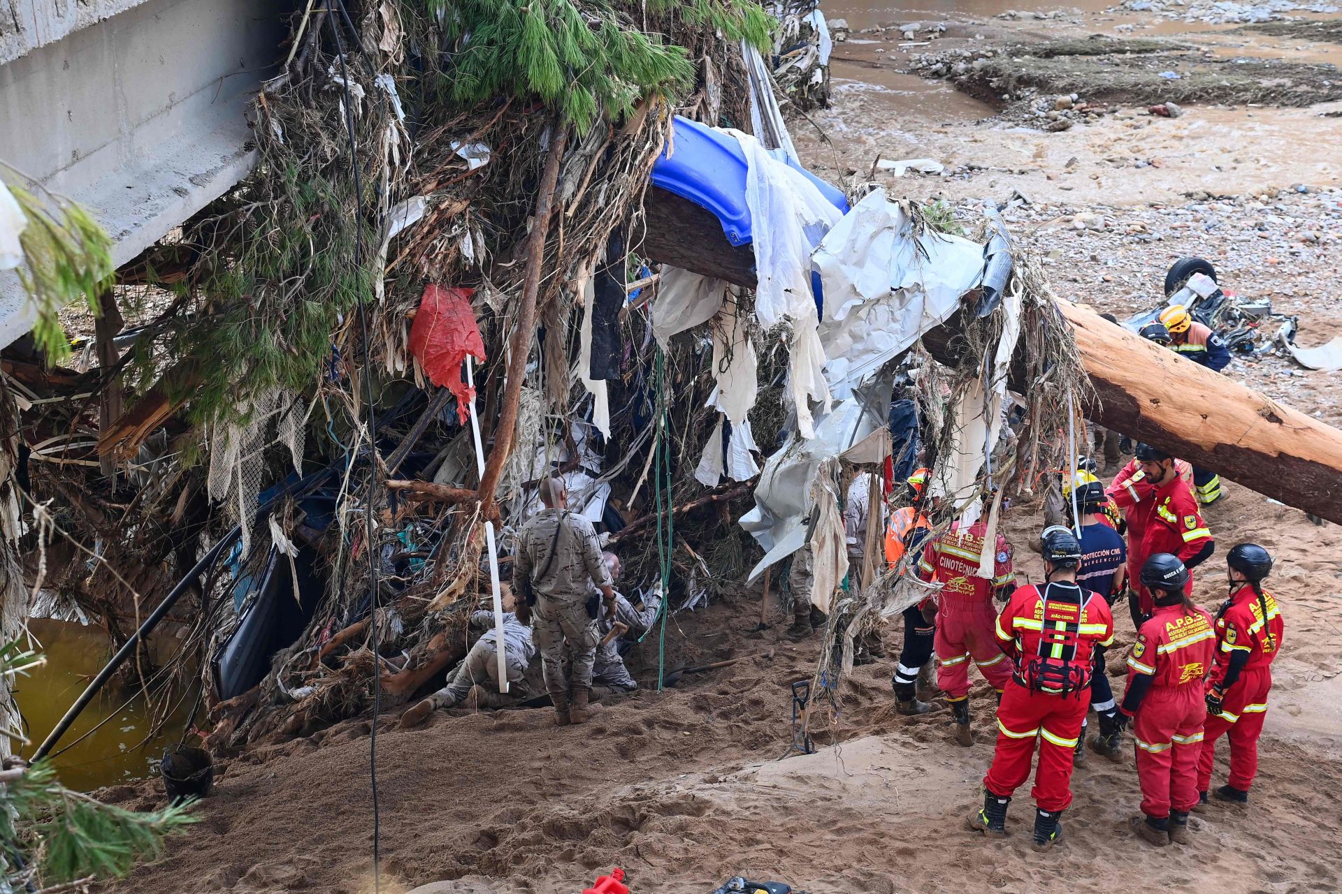 Los rescates continúan entre el barro en los pueblos afectados por la DANA