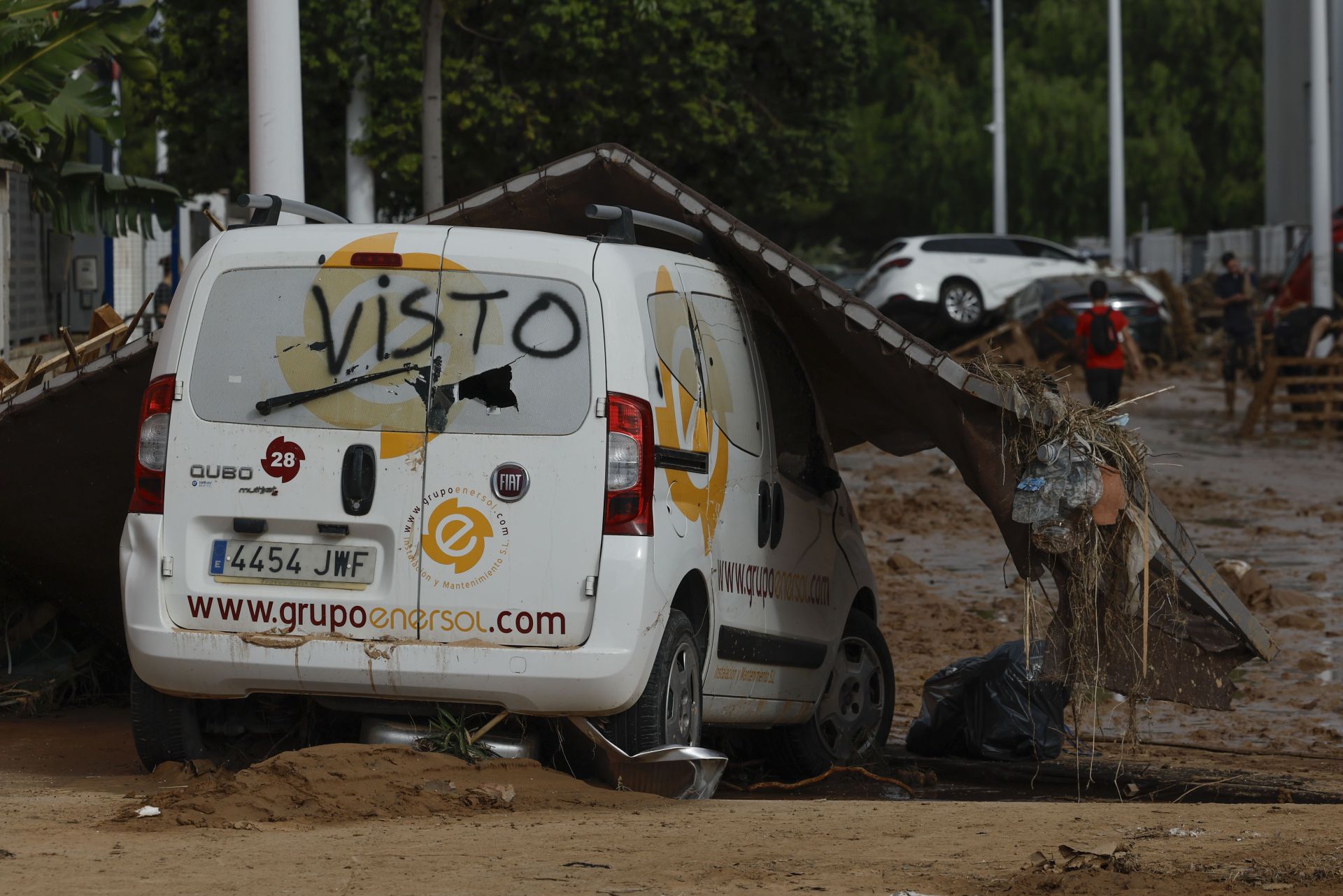 Los rescates continúan entre el barro en los pueblos afectados por la DANA