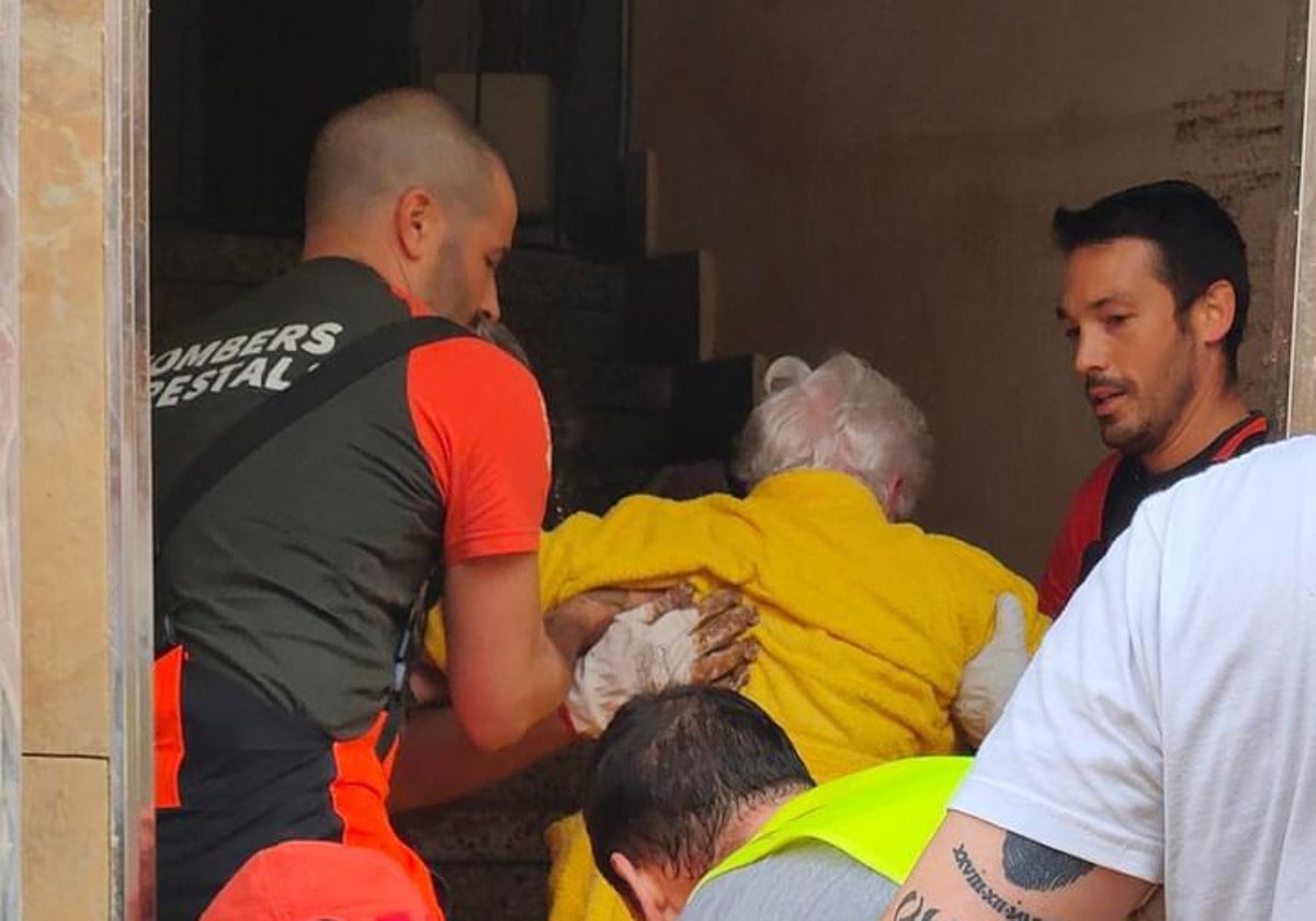 La mujer rescatada por los bomberos forestales.