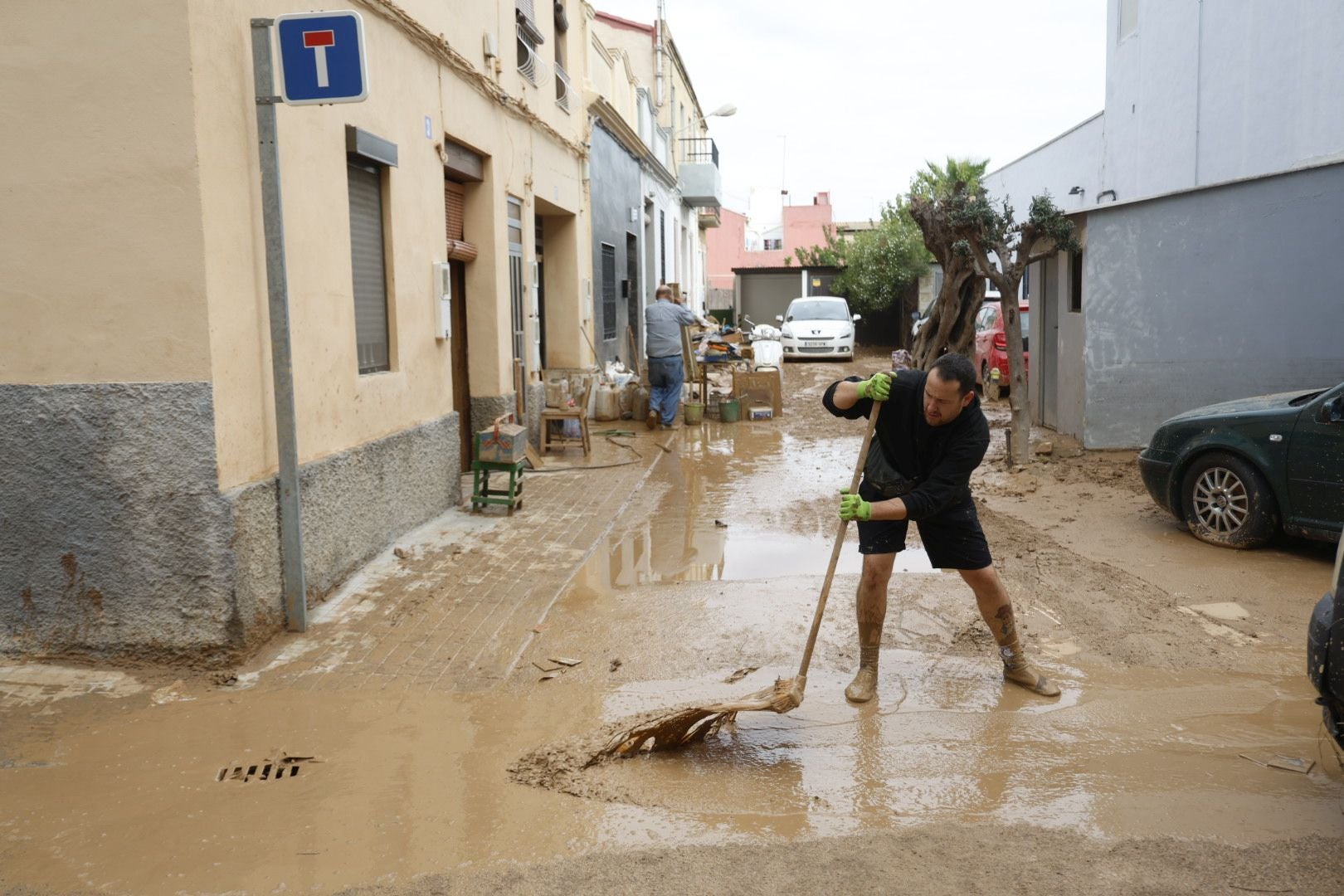 Los rescates continúan entre el barro en los pueblos afectados por la DANA