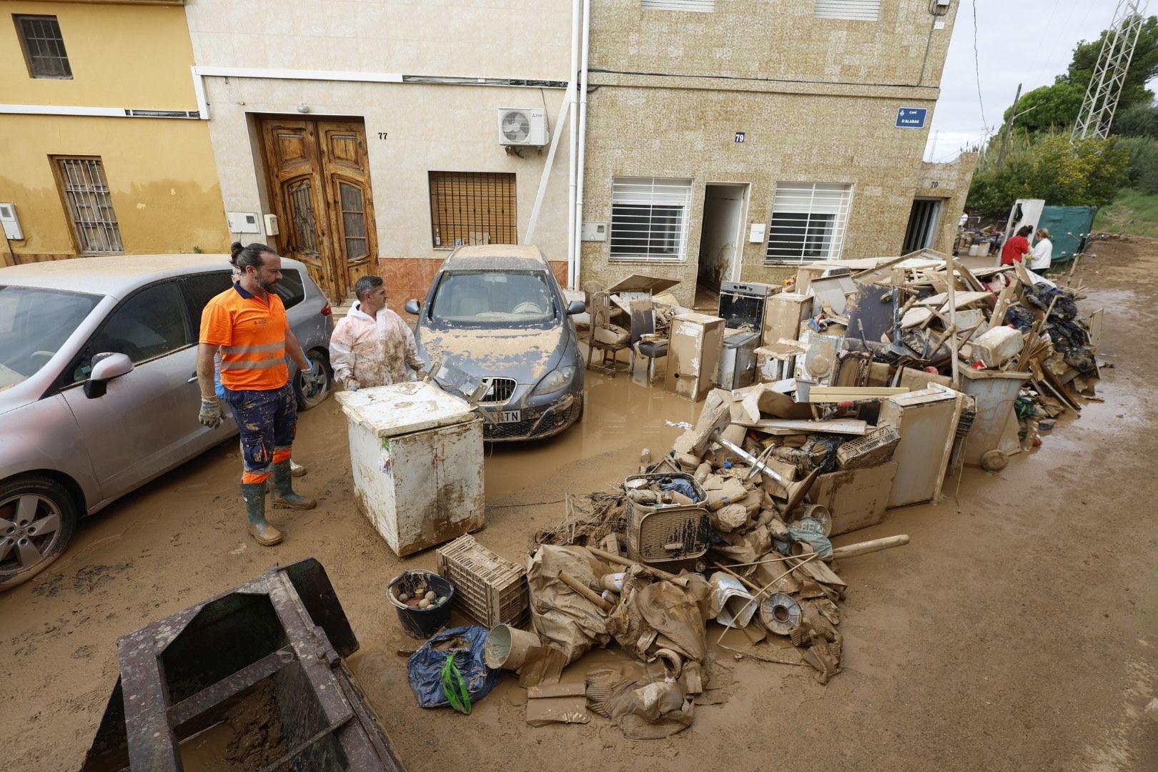 Los rescates continúan entre el barro en los pueblos afectados por la DANA