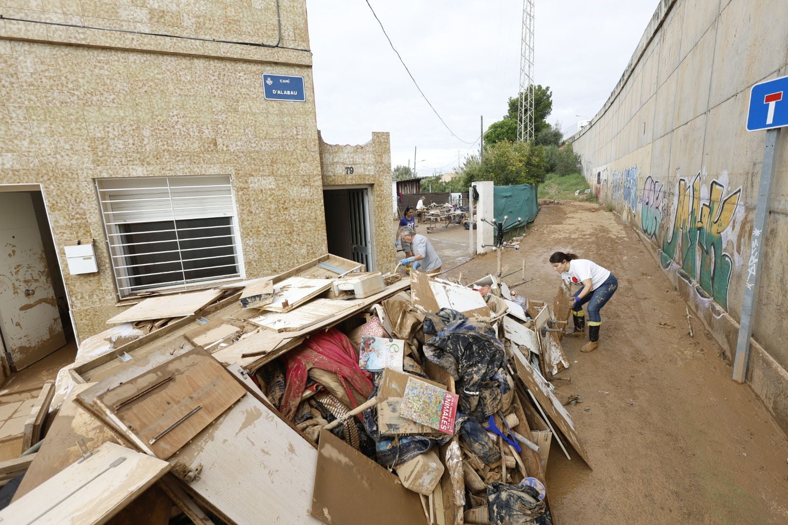 Los rescates continúan entre el barro en los pueblos afectados por la DANA