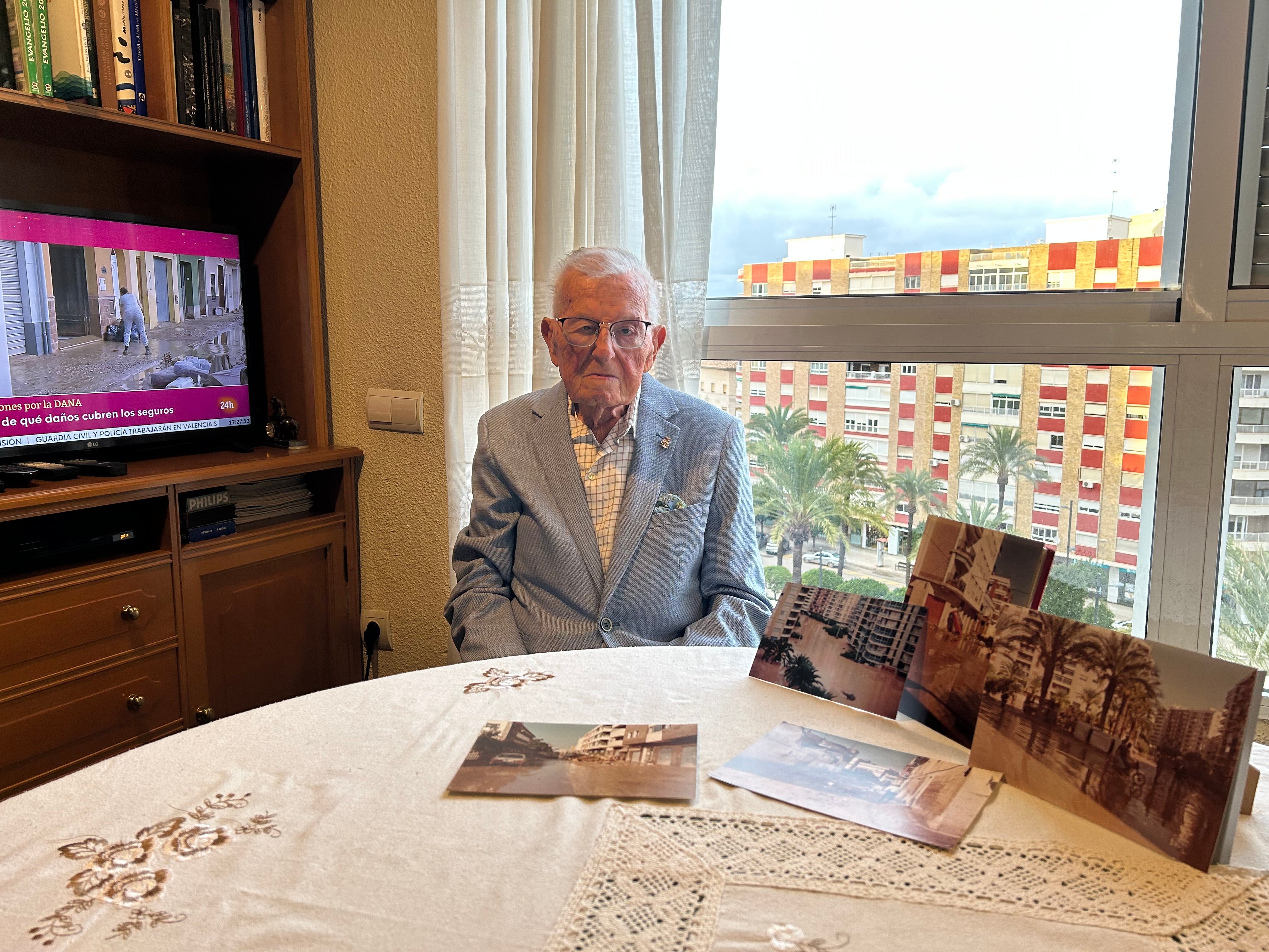 Alfonso Rovira, atento a la actualidad desde su casa de Alzira.