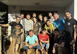 Albelda, Robert Fernández y Vicente, junto a afectados de la DANA en Catarroja.