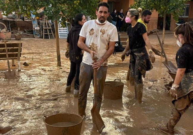 Vicente Rodríguez, en labores de ayuda en Catarroja.