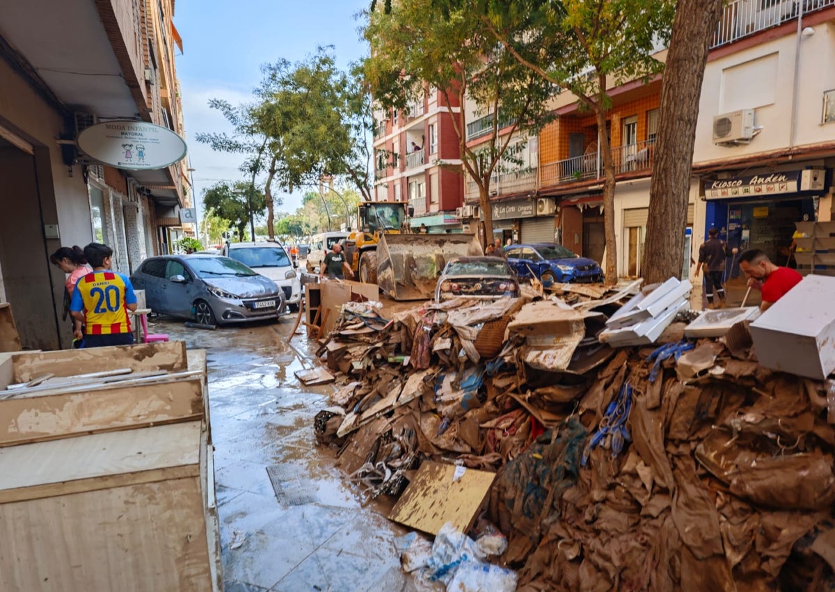 Imagen secundaria 1 - Montones de vehículos y escombros en las calles de Albal.