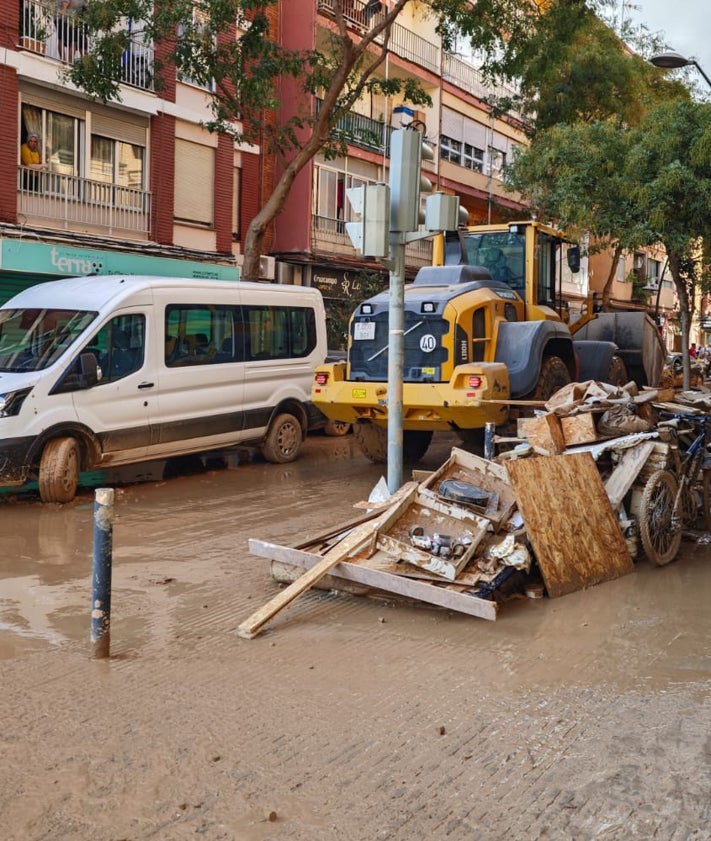 Imagen secundaria 2 - Montones de vehículos y escombros en las calles de Albal.