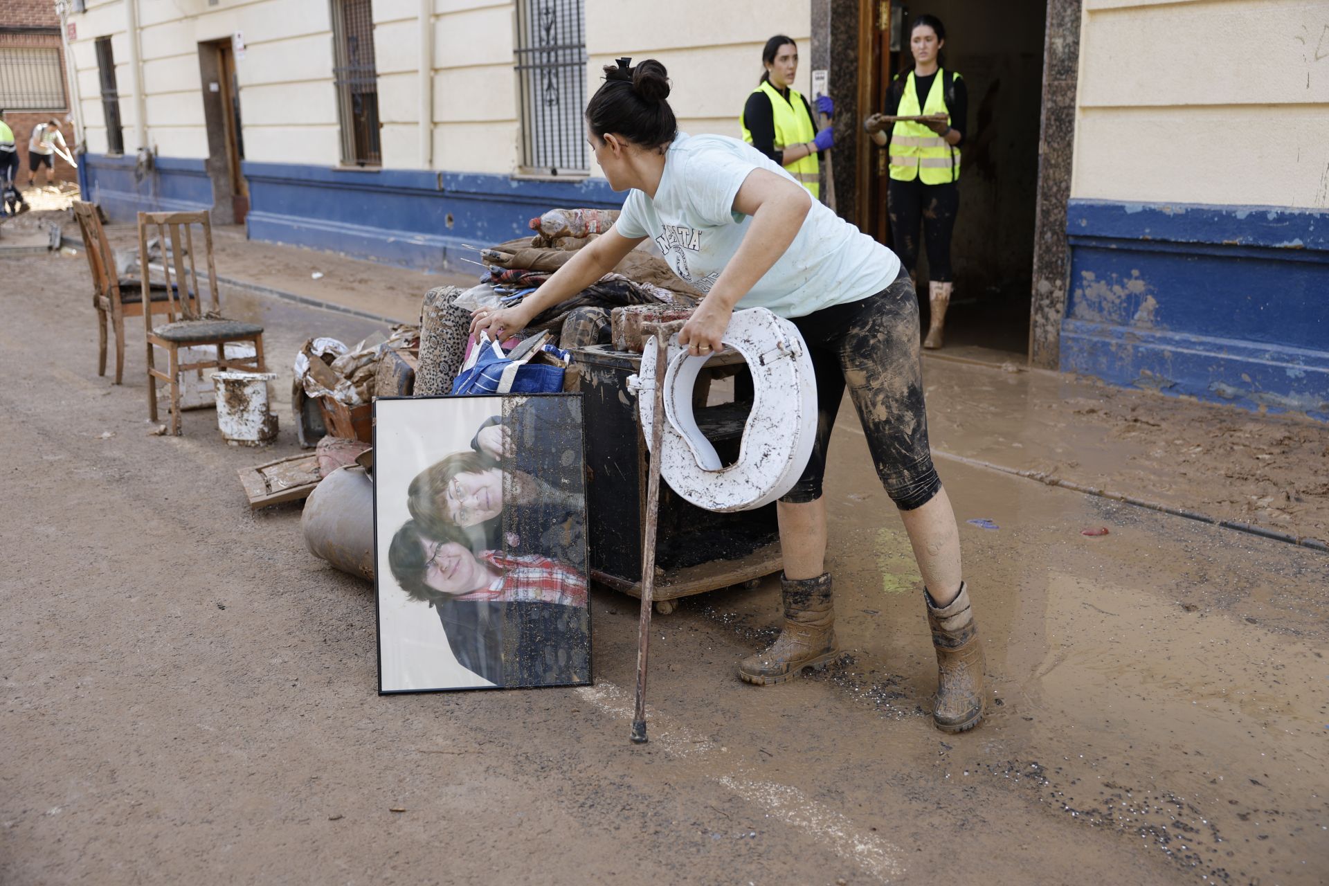 El agua destruye los recuerdos de toda una vida en las casas de miles de familias