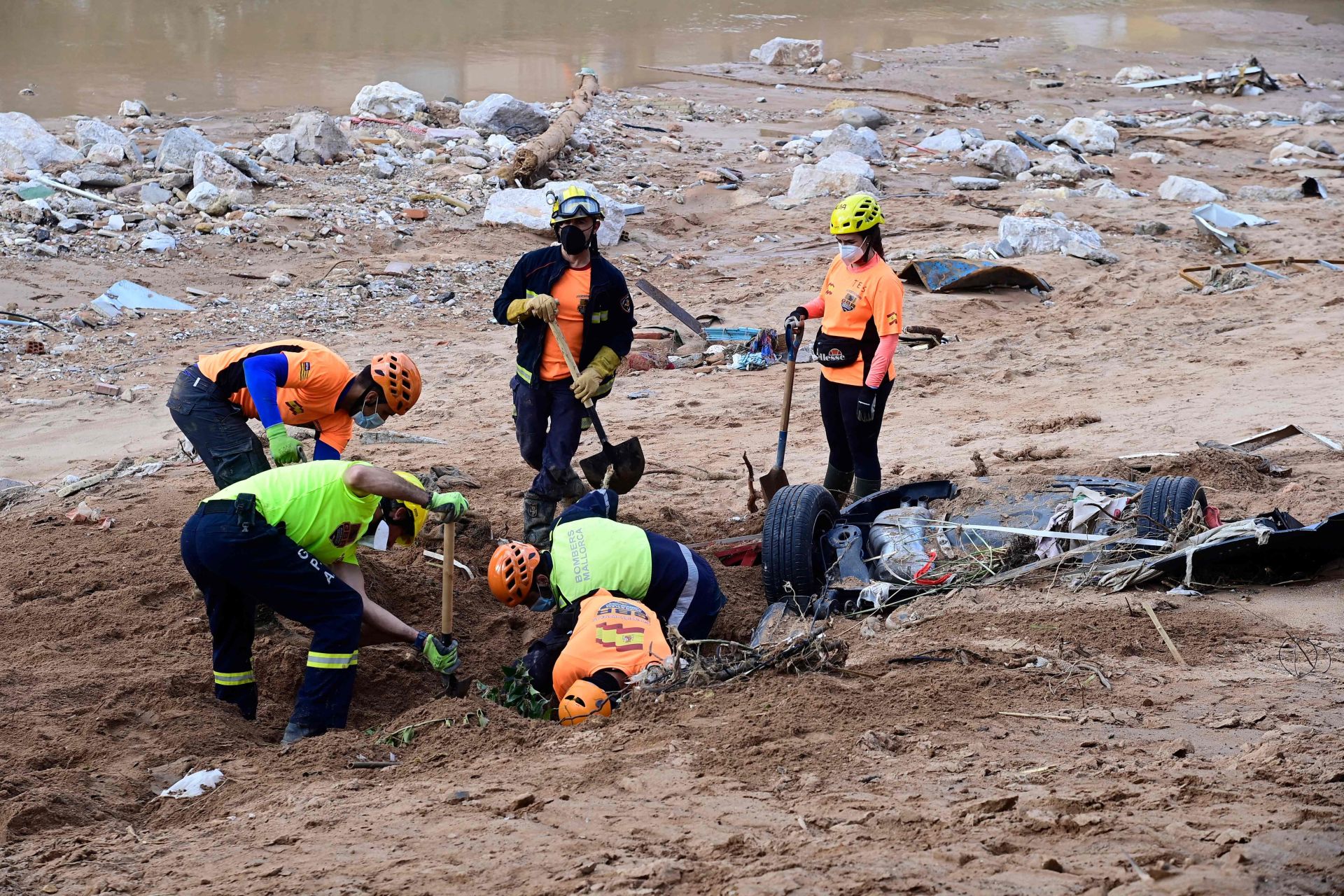 Los trabajos de rescate continúan en los pueblos de Valencia siete días después de la DANA