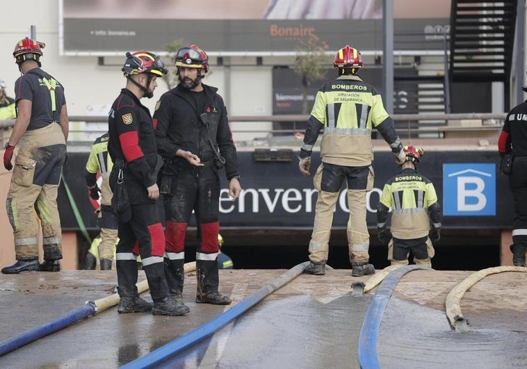 Bomberos y personal de la UME en Bonaire.