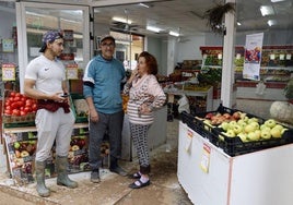 Darhi, en el centro, con una vecina que le agradece que haya vuelto a abrir.