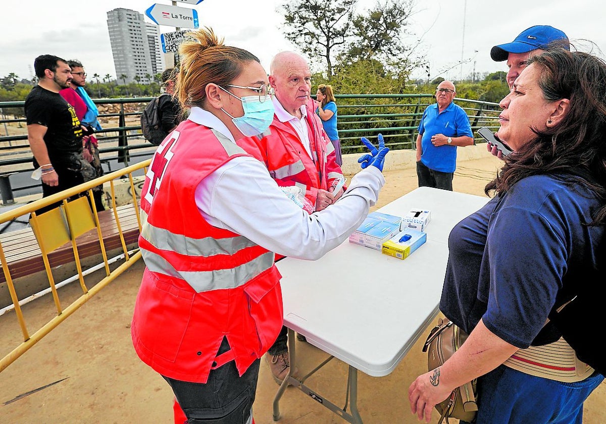 Voluntarios de Cruz Roja en uno de los puntos de asistencia sanitaria.