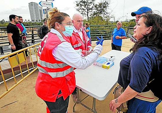 Voluntarios de Cruz Roja en uno de los puntos de asistencia sanitaria.