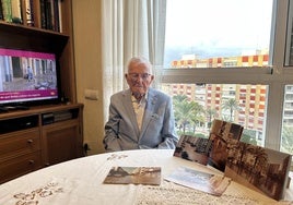 Alfonso Rovira, atento a la actualidad desde su casa de Alzira.