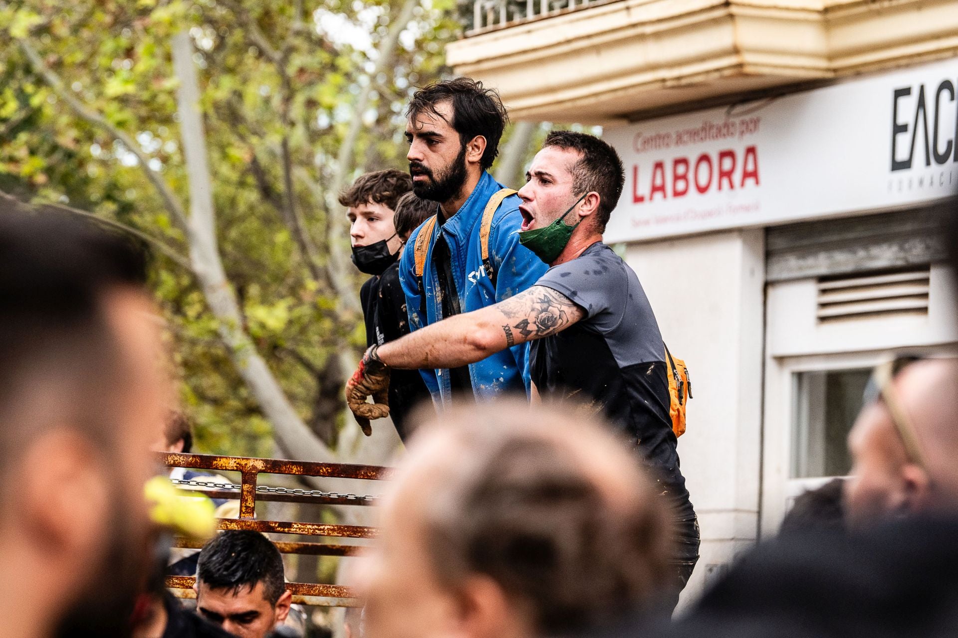 Fotos de tensión durante la visita de los Reyes, Sánchez y Mazón en Paiporta