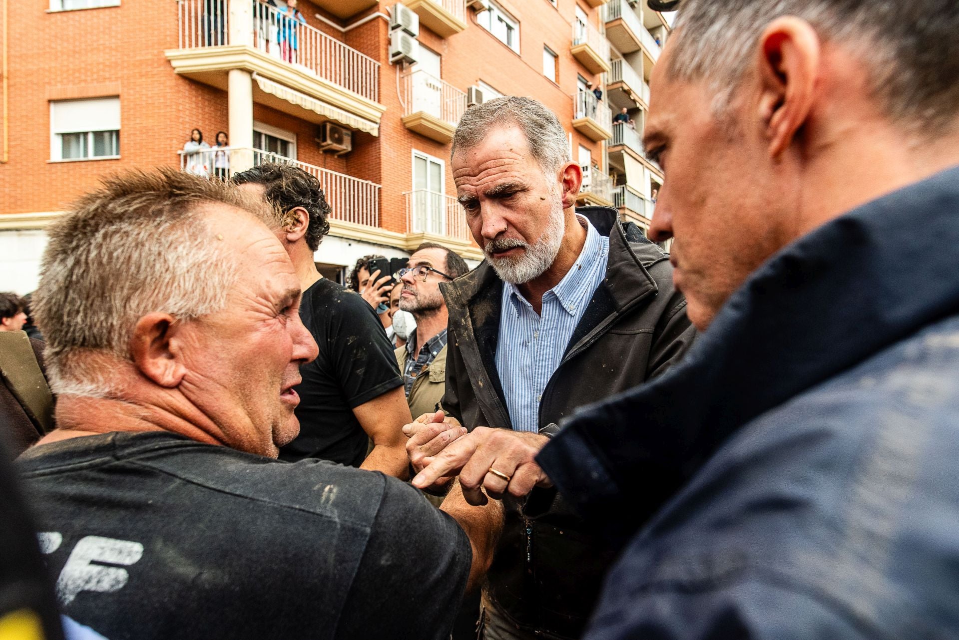 Fotos de tensión durante la visita de los Reyes, Sánchez y Mazón en Paiporta