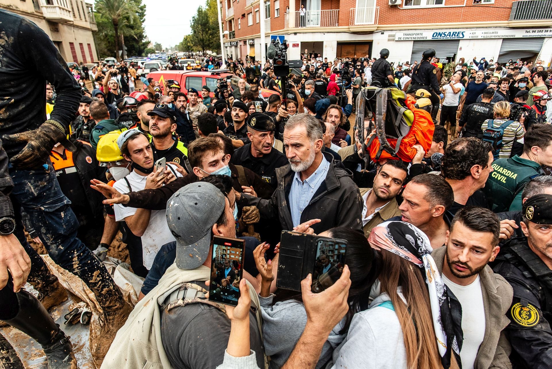 Fotos de tensión durante la visita de los Reyes, Sánchez y Mazón en Paiporta