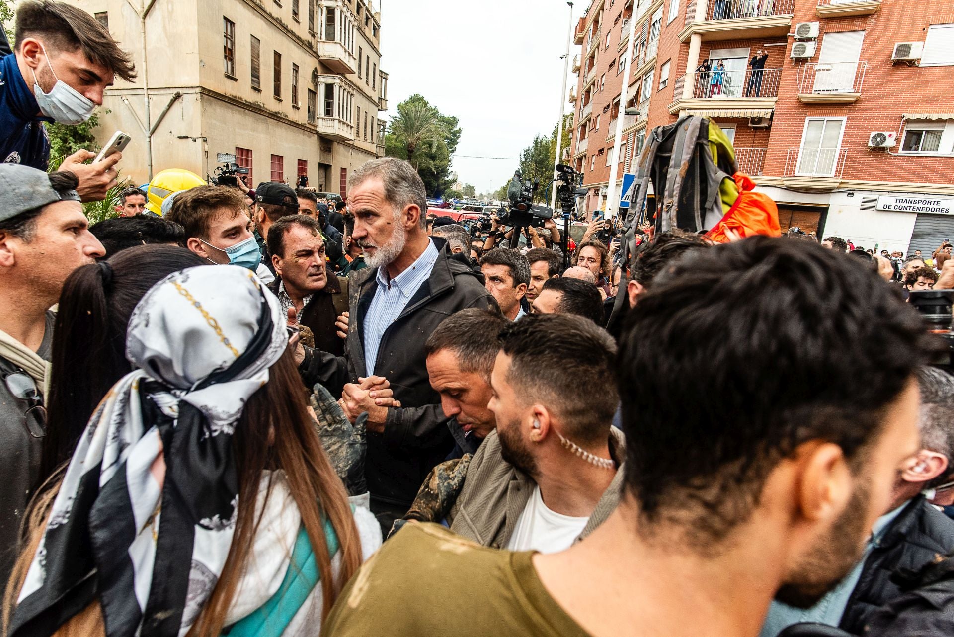 Fotos de tensión durante la visita de los Reyes, Sánchez y Mazón en Paiporta