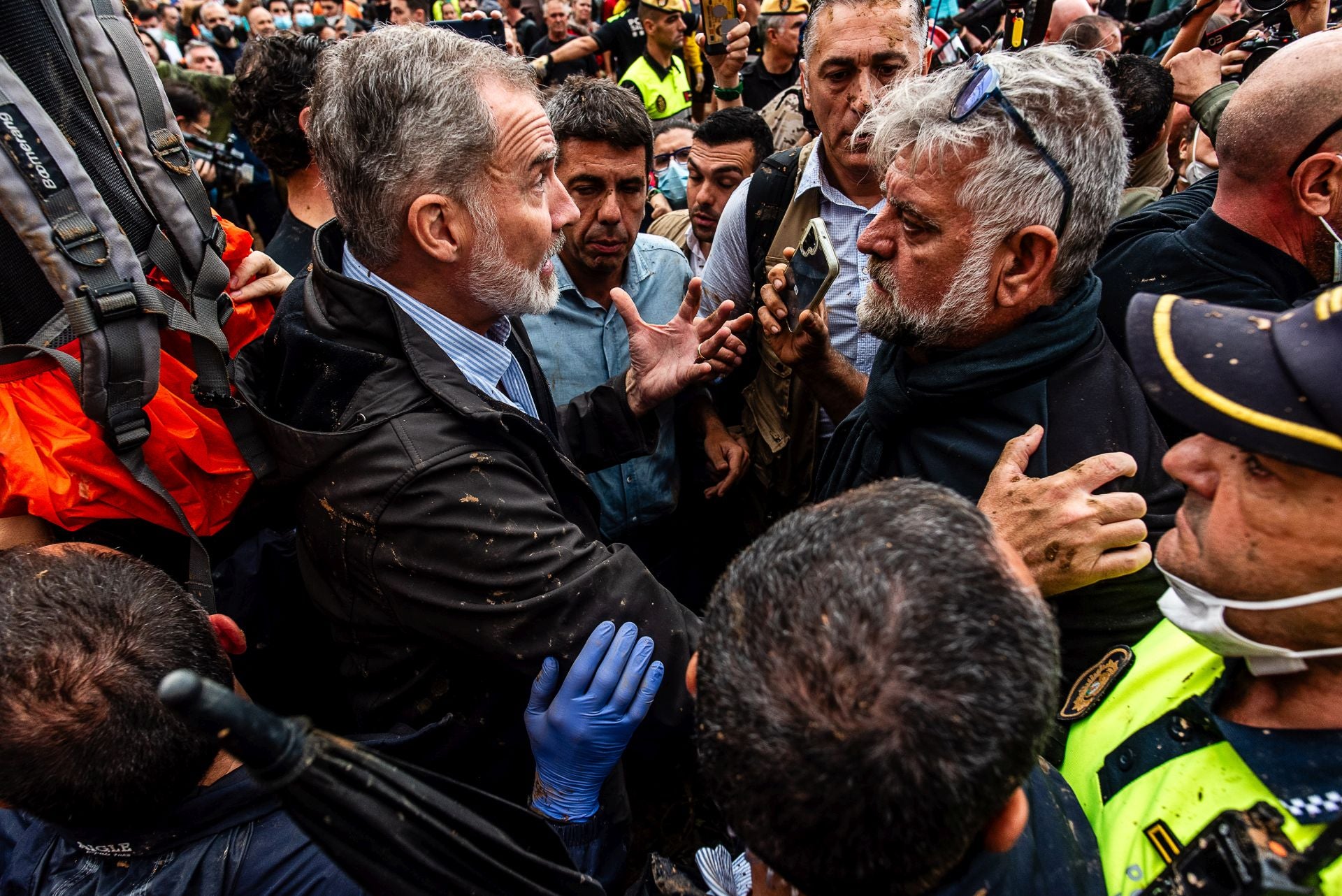 Fotos de tensión durante la visita de los Reyes, Sánchez y Mazón en Paiporta