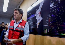 El president Mazón, en el centro de emergencias de L'Eliana.