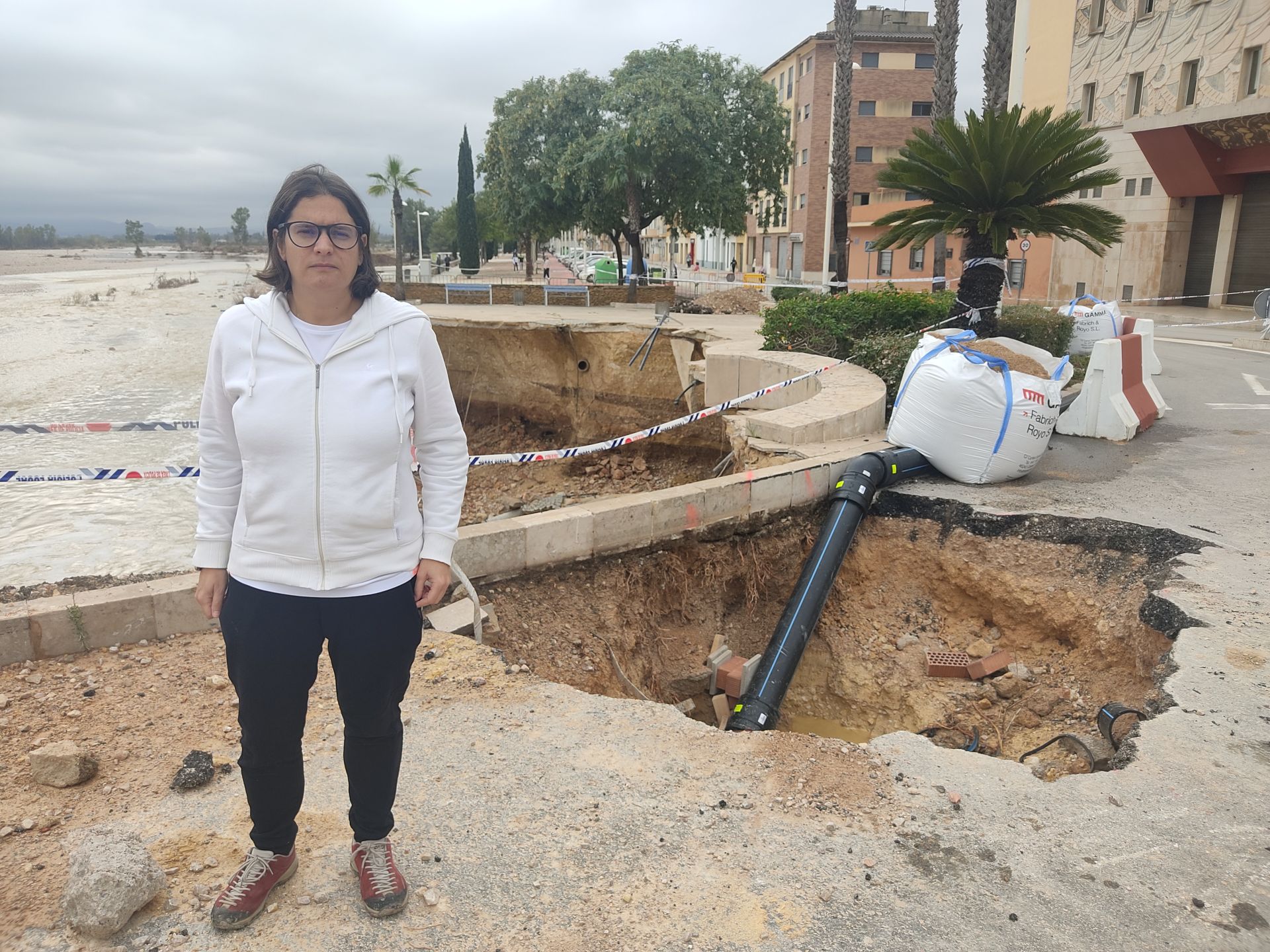 La alcaldesa de Carlet junto al río Magro.